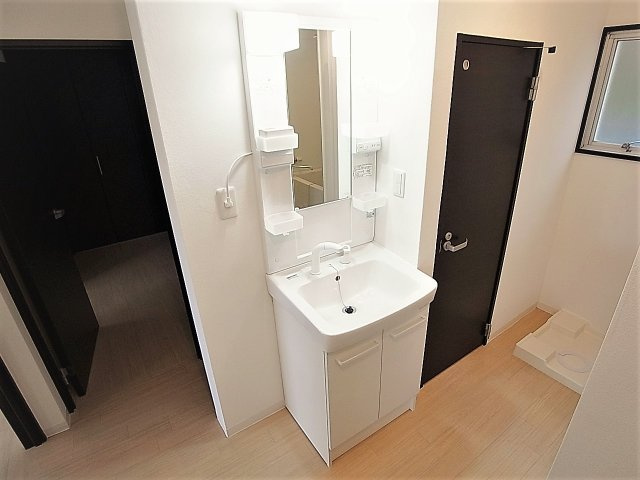 ロイヤルマンション1号棟の洗面所|シャンプードレッサーの独立洗面台