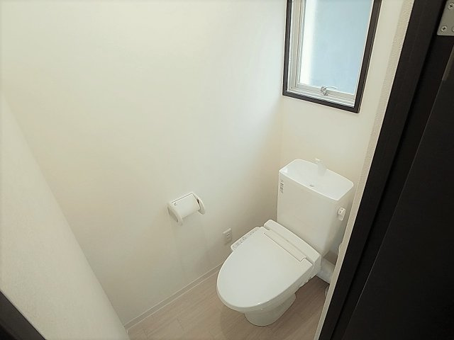 ロイヤルマンション1号棟のトイレ|ウォシュレット付きトイレ、窓も完備