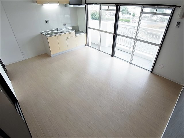 ロイヤルマンション1号棟の居間・リビング|日当り良く広々としたリビング