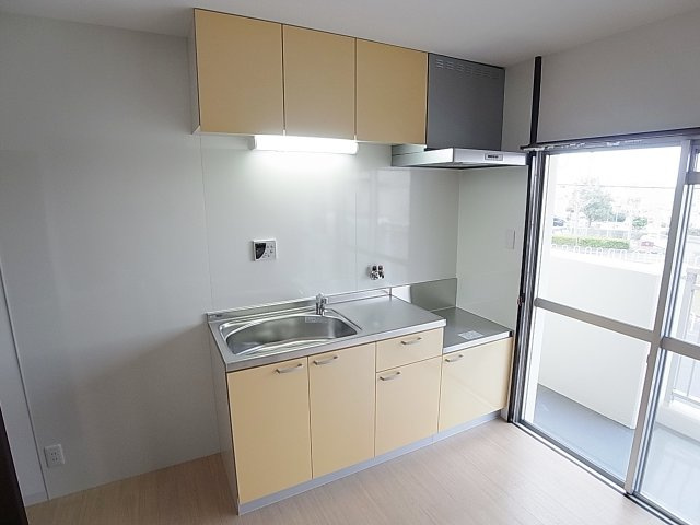 ロイヤルマンション1号棟のキッチン|ガスコンロ設置可能な綺麗なキッチン