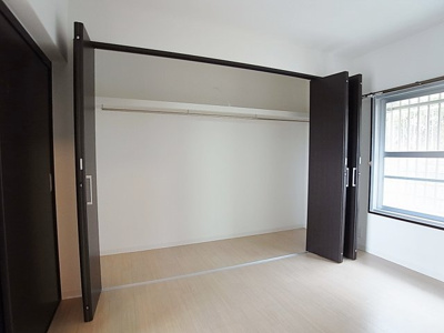 【収納】 | ロイヤルマンション1号棟 | 大容量のクローゼット完備