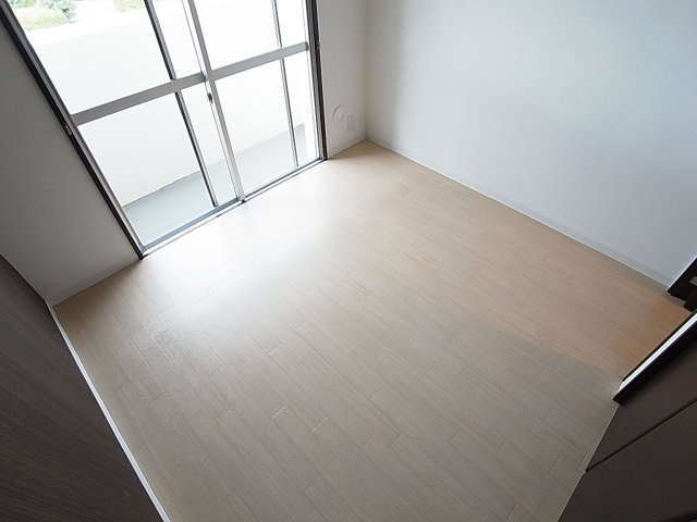 ロイヤルマンション1号棟の洋室|白いフローリングがより広さを感じます