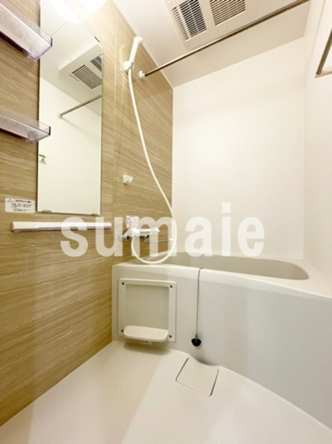 アクシーズ新都心の浴室|明るい浴室です。