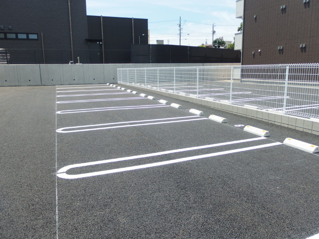 つむぎテラシア壱番館の駐車場