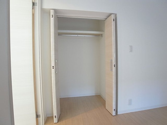 【収納】 | ロイヤルマンション2号棟 | 幅広のクローゼット収納