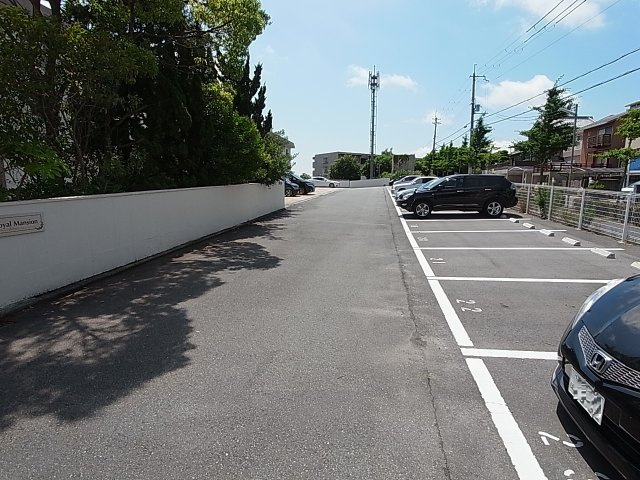 ロイヤルマンション2号棟の駐車場|敷地内駐車場完備