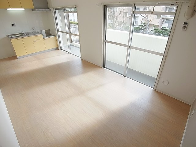 ロイヤルマンション2号棟の居間・リビング|日当り良好な明るいリビング