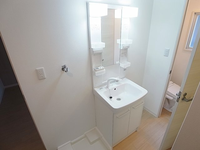 ロイヤルマンション2号棟の洗面所|シャンプードレッサーの独立洗面台