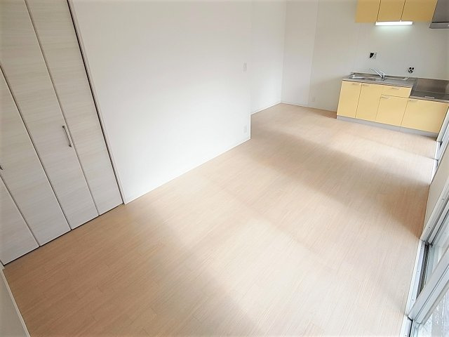 ロイヤルマンション2号棟の居間・リビング|白いフローリングがより広さを感じます