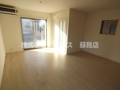 【居間・リビング】 | 星久喜町戸建 | こちらの居間で趣味の時間をお楽しみください