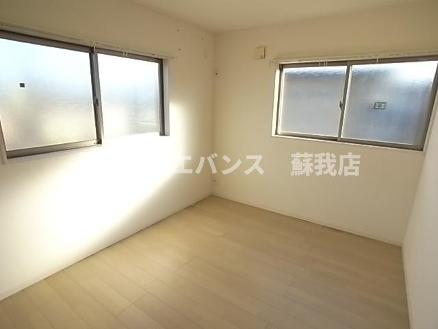 【寝室】 | 星久喜町戸建 | 広くて明るい寝室