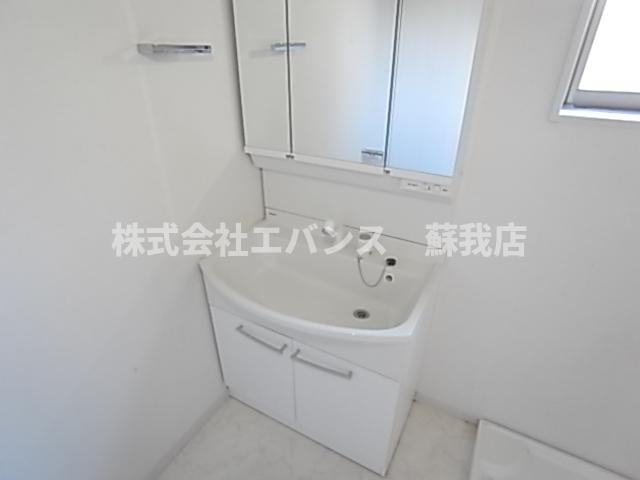 【独立洗面台】 | 星久喜町戸建 | 朝の支度にも助かる、独立の洗髪洗面化粧台