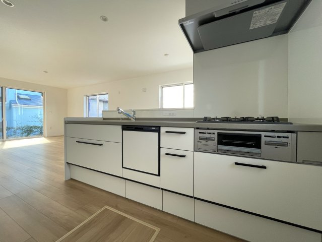 まだ誰も住んでいないのに新築と言えない…こんなにも眺望最高なのに！！！【旭区本宿町】未入居戸建のキッチン|コンパクトなキッチンで掃除もラクラク