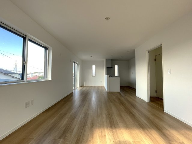 まだ誰も住んでいないのに新築と言えない…こんなにも眺望最高なのに！！！【旭区本宿町】未入居戸建の居間・リビング|使いやすいリビングです