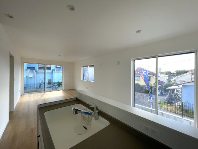 まだ誰も住んでいないのに新築と言えない…こんなにも眺望最高なのに！！！【旭区本宿町】未入居戸建の居間・リビング|使いやすい居間です
