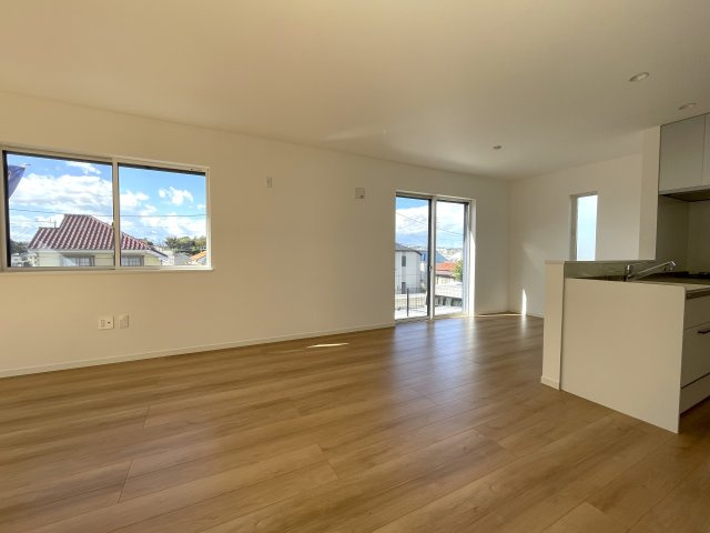 まだ誰も住んでいないのに新築と言えない…こんなにも眺望最高なのに！！！【旭区本宿町】未入居戸建の居間・リビング|ゆったり過ごせるリビングです