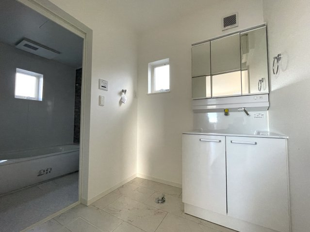 まだ誰も住んでいないのに新築と言えない…こんなにも眺望最高なのに！！！【旭区本宿町】未入居戸建の独立洗面台|独立洗面台、朝の身支度には欠かせません