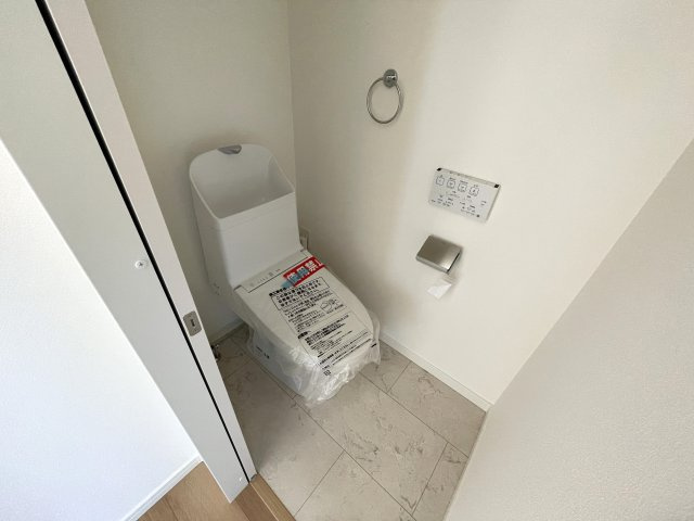 まだ誰も住んでいないのに新築と言えない…こんなにも眺望最高なのに！！！【旭区本宿町】未入居戸建のトイレ|トイレもきれいです