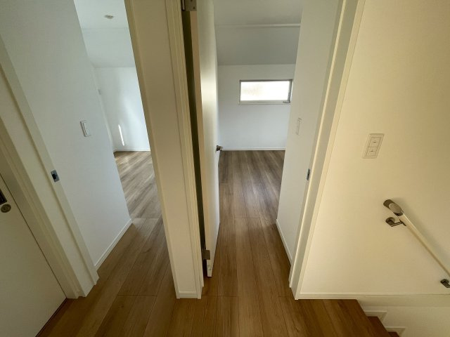 まだ誰も住んでいないのに新築と言えない…こんなにも眺望最高なのに！！！【旭区本宿町】未入居戸建の洋室|広々とした洋室です