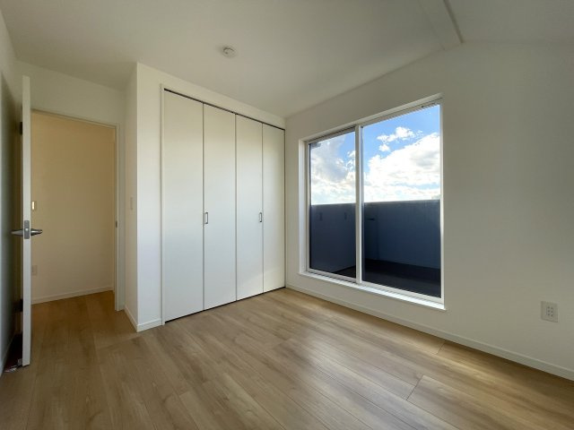 まだ誰も住んでいないのに新築と言えない…こんなにも眺望最高なのに！！！【旭区本宿町】未入居戸建の洋室|明るい洋室です