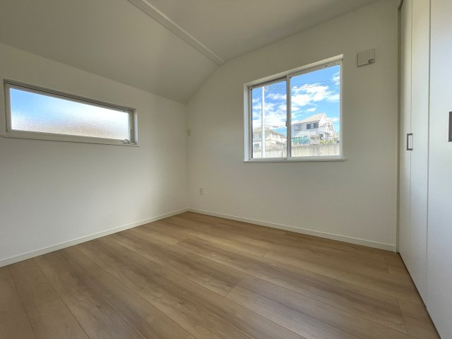 まだ誰も住んでいないのに新築と言えない…こんなにも眺望最高なのに！！！【旭区本宿町】未入居戸建の洋室|個人の部屋や寝室として使える洋室です