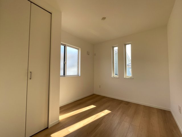 まだ誰も住んでいないのに新築と言えない…こんなにも眺望最高なのに！！！【旭区本宿町】未入居戸建の洋室|コンパクトで使いやすい洋室です