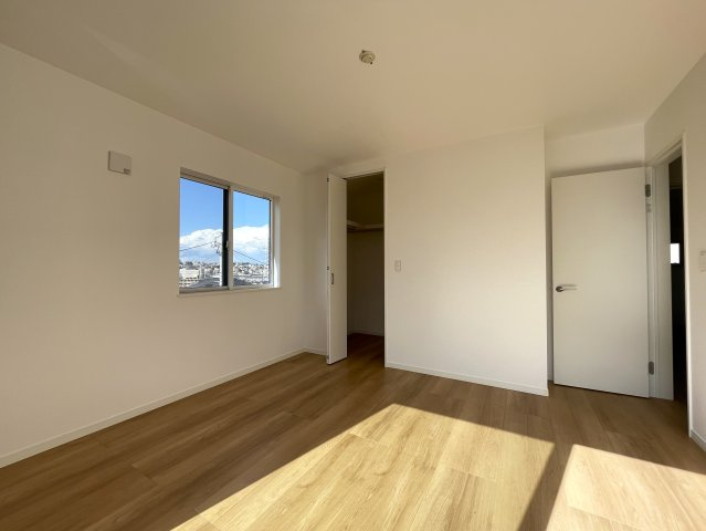 まだ誰も住んでいないのに新築と言えない…こんなにも眺望最高なのに！！！【旭区本宿町】未入居戸建の洋室|使い勝手のいい洋室です
