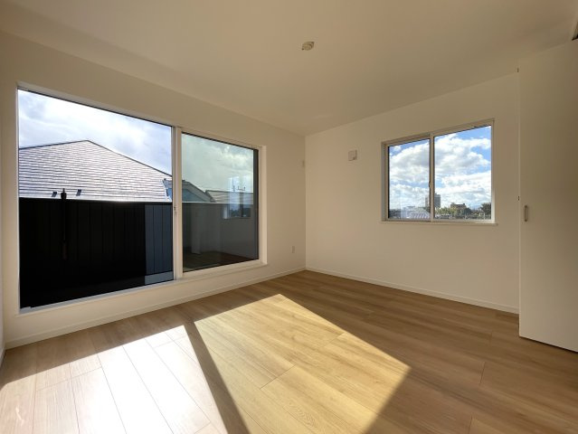 まだ誰も住んでいないのに新築と言えない…こんなにも眺望最高なのに！！！【旭区本宿町】未入居戸建の洋室|落ち着いた色調の洋室です
