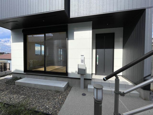 まだ誰も住んでいないのに新築と言えない…こんなにも眺望最高なのに！！！【旭区本宿町】未入居戸建の玄関|シンプルで使いやすい玄関です