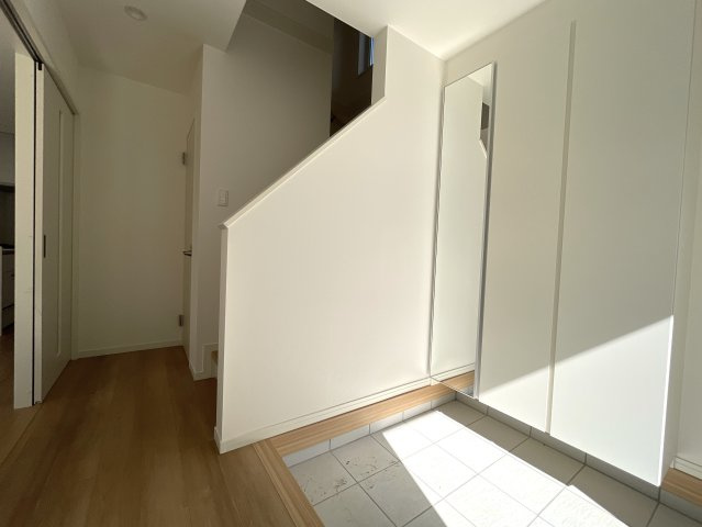 まだ誰も住んでいないのに新築と言えない…こんなにも眺望最高なのに！！！【旭区本宿町】未入居戸建の玄関|落ち着いた玄関です