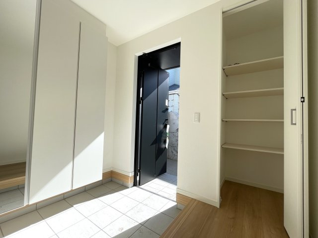 まだ誰も住んでいないのに新築と言えない…こんなにも眺望最高なのに！！！【旭区本宿町】未入居戸建の玄関|玄関です