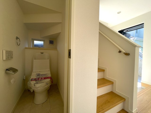 まだ誰も住んでいないのに新築と言えない…こんなにも眺望最高なのに！！！【旭区本宿町】未入居戸建のトイレ|清潔感のあるトイレです