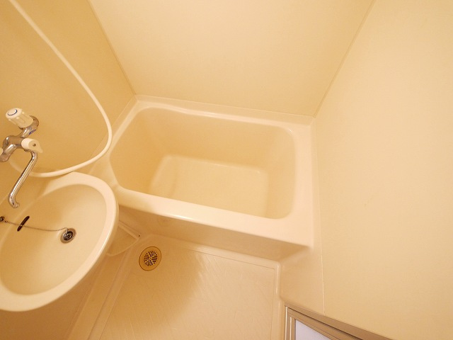 ハイツソレイユの浴室|日々の疲れを癒すお風呂付です