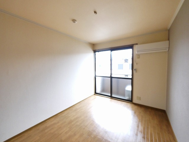 ハイツソレイユの居間・リビング|こちらのリビングで趣味の時間をお楽しみください