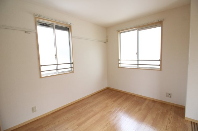 ハピネスヒルズBの洋室