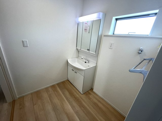 【洗面所】 | 仲介手数料無料！佐波小学校に通える新築戸建　防府市開出　第４－１号棟　クレイドルガーデン　アーネストワン | シャンプードレッサーはシャワーヘッドが伸びるタイプ