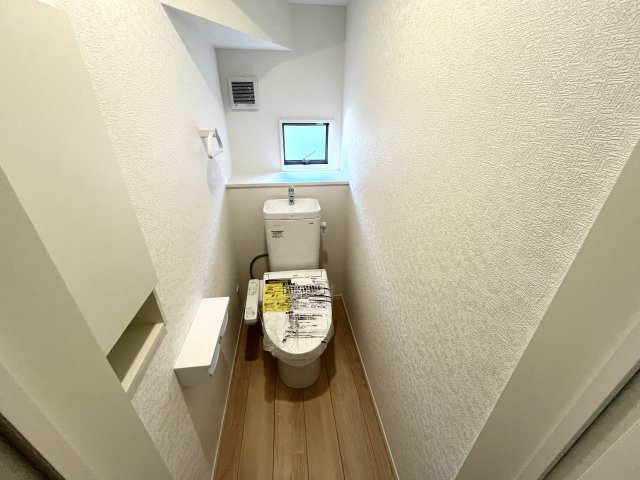 【トイレ】 | 仲介手数料無料！佐波小学校に通える新築戸建　防府市開出　第４－１号棟　クレイドルガーデン　アーネストワン | シャワートイレは節水型タイプ。１階と２階の２カ所あります