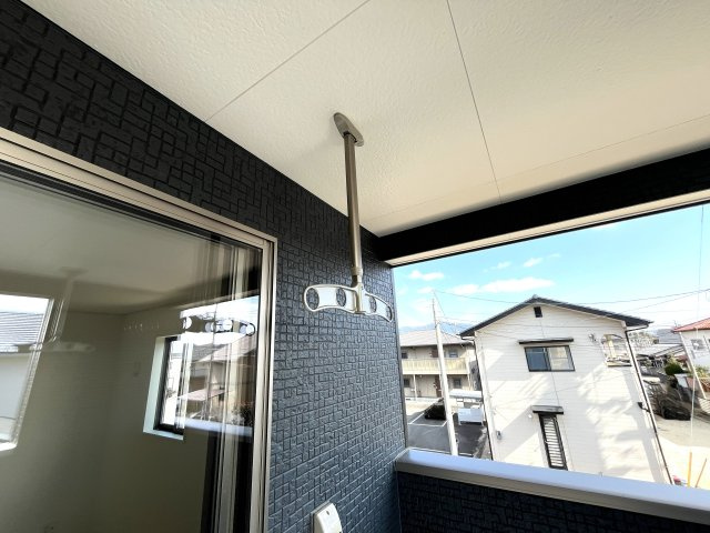【バルコニー】 | 仲介手数料無料！佐波小学校に通える新築戸建　防府市開出　第４－１号棟　クレイドルガーデン　アーネストワン | バルコニーには物干しも付いています