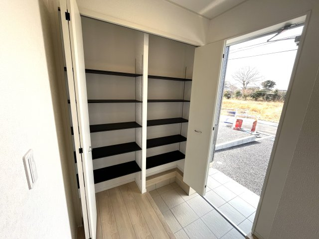 【玄関】 | 仲介手数料無料！佐波小学校に通える新築戸建　防府市開出　第４－１号棟　クレイドルガーデン　アーネストワン | 玄関には大型の下駄箱も設置。ブーツも楽々入ります。