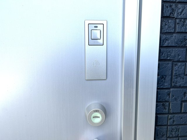 【玄関】 | 仲介手数料無料！佐波小学校に通える新築戸建　防府市開出　第４－１号棟　クレイドルガーデン　アーネストワン | 玄関キーはカザスタイプ