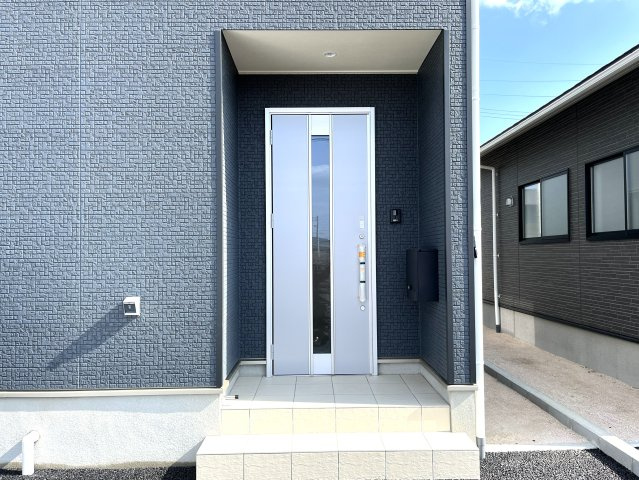 【エントランス】 | 仲介手数料無料！佐波小学校に通える新築戸建　防府市開出　第４－１号棟　クレイドルガーデン　アーネストワン | ダイヤルキー付きの郵便受け