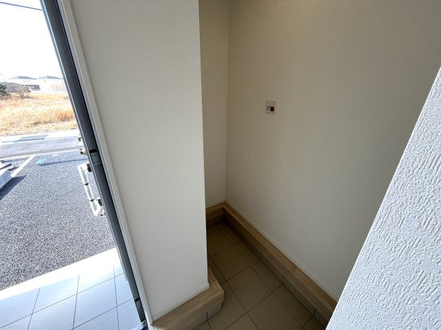 【玄関】 | 仲介手数料無料！佐波小学校に通える新築戸建　防府市開出　第４－１号棟　クレイドルガーデン　アーネストワン | 玄関にはあってうれしいシュークロークも