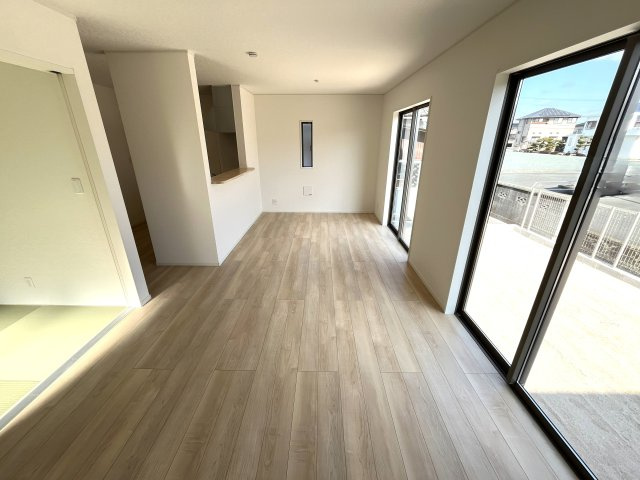 【居間・リビング】 | 仲介手数料無料！佐波小学校に通える新築戸建　防府市開出　第４－１号棟　クレイドルガーデン　アーネストワン | ゆったりとしたリビングは家族の団らんがはずみますね♪