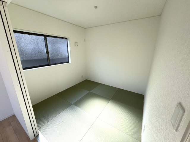 【和室】 | 仲介手数料無料！佐波小学校に通える新築戸建　防府市開出　第４－１号棟　クレイドルガーデン　アーネストワン | リビングにつながる和室は落ち着いた雰囲気を醸し出します