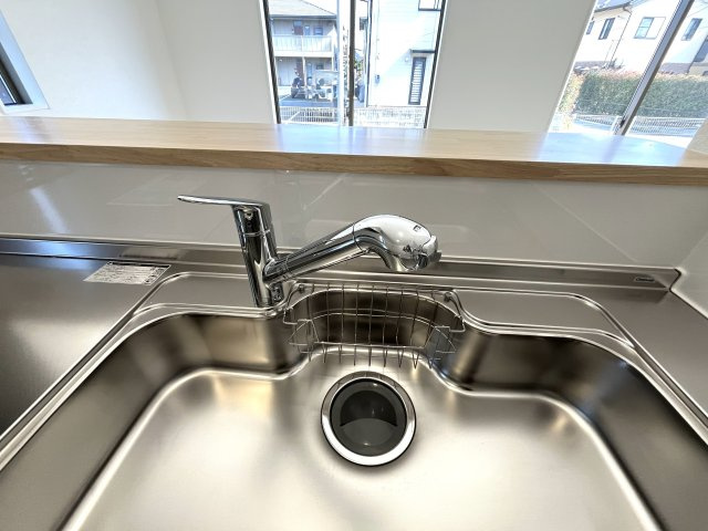 【キッチン】 | 仲介手数料無料！佐波小学校に通える新築戸建　防府市開出　第４－１号棟　クレイドルガーデン　アーネストワン | ビルトインタイプの浄水器付！ホースのように伸びるからお掃除も楽々