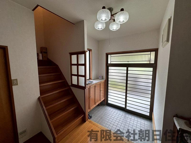 【玄関】 | 西持田町中古戸建 | 収納もある玄関です