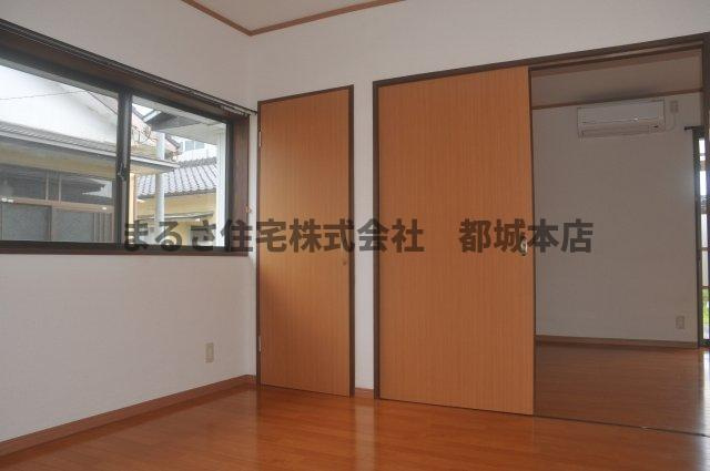 都城市鷹尾３丁目の一戸建ての洋室