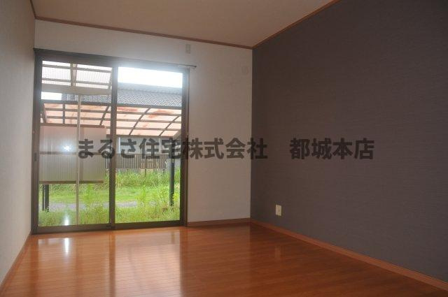 都城市鷹尾３丁目の一戸建ての洋室