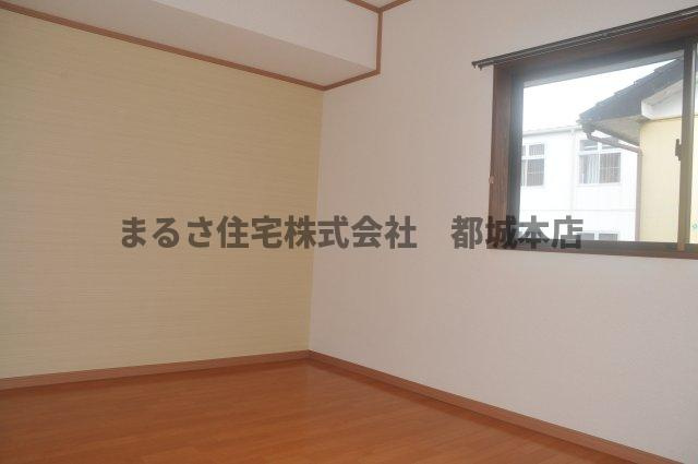 都城市鷹尾３丁目の一戸建ての洋室