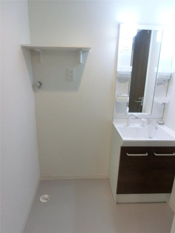 Cherim試験場前IIの洗面所|明るい洗面所です